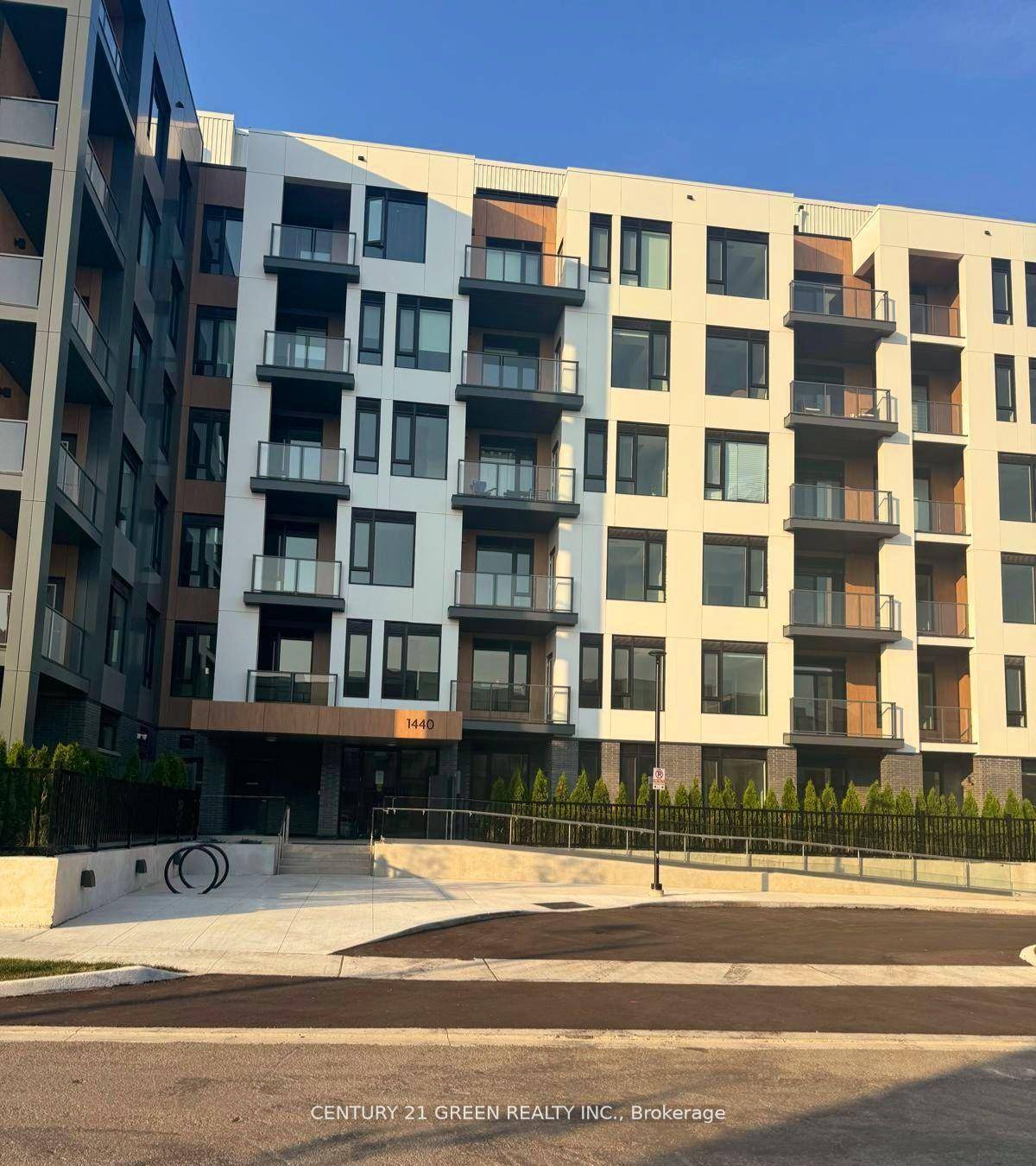 Beautiful and Spacious 2 Bedroom Den, 2 bath Unit.
