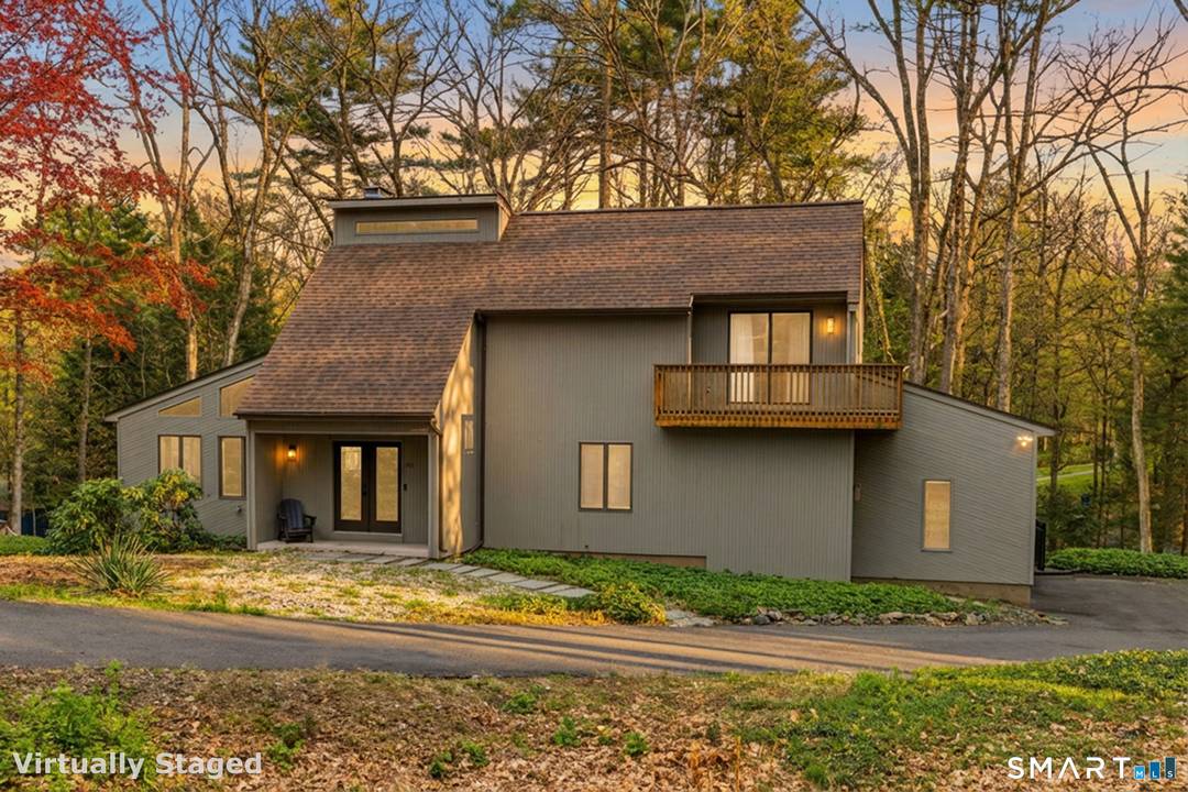 Look no further ! Tucked away at the end of a quiet cul de sac on a lightly wooded 0.