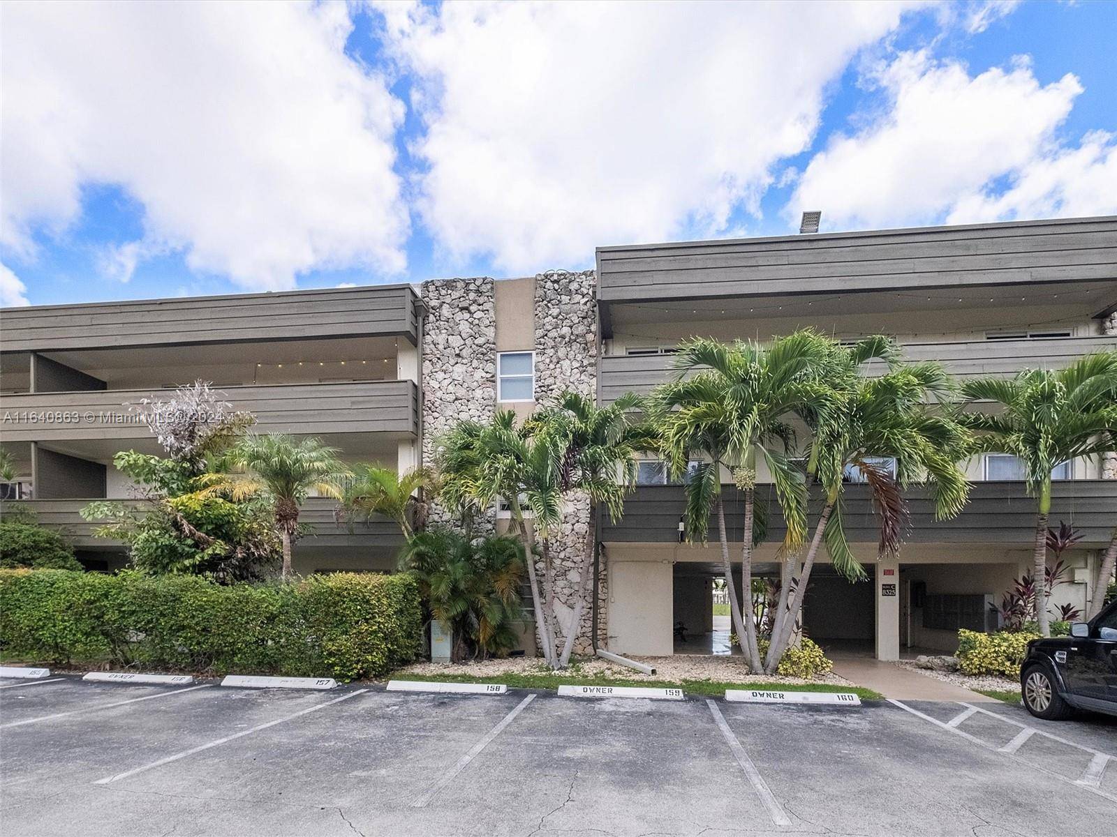 Conveniently located in Dadeland 2 bedrooms and 2 bathrooms condo.