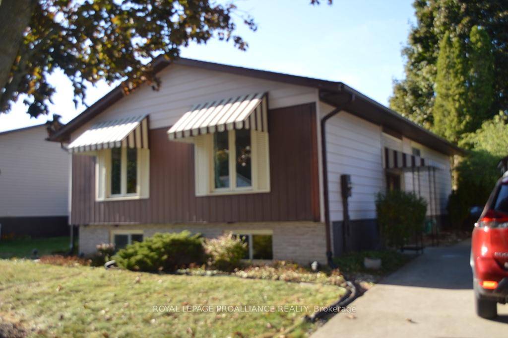 Stop the car ! ! Ready for an immediate move in, this 1100 sq.