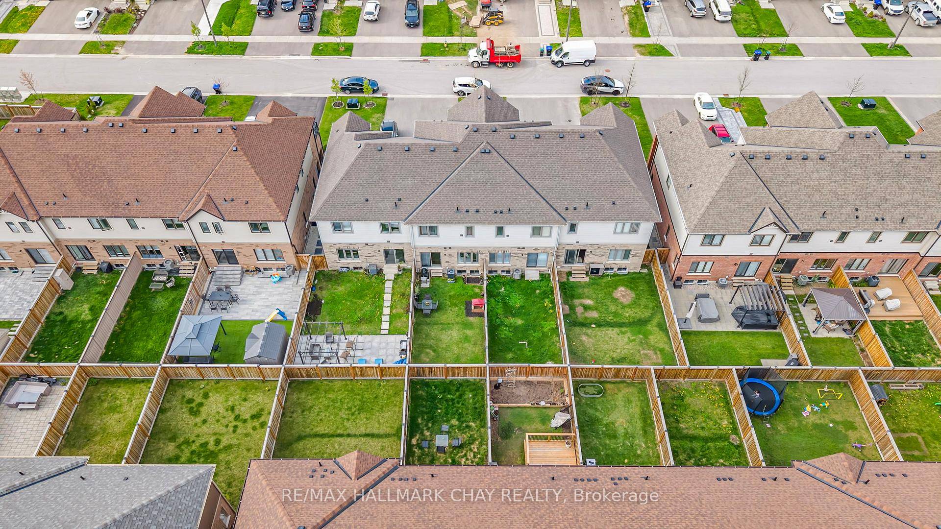 Welcome To 31 Arnold Crescent Available For Lease !