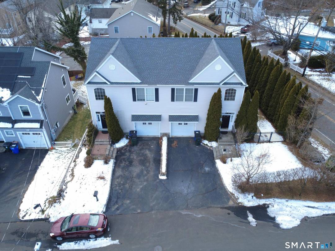 ATTENTION ALL ! ! This is 3 level townhouse in mint condition.