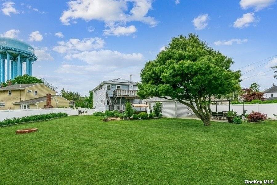 Beautiful Apartment is located in an ideal mid block location !