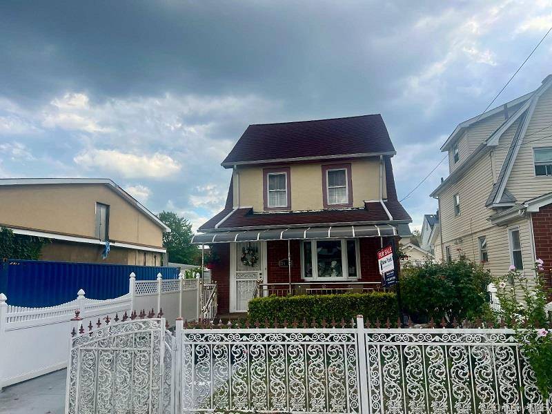Beautiful One Family Home In The Heart Of Queens Village, Sitting On 30x100 Lot.