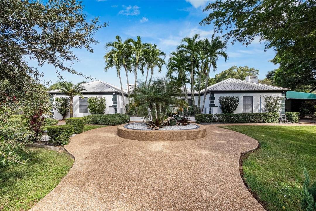 Magnificent 8 bedroom, 4 bath LAKEFRONT POOL HOME on a builder s acre in the heart of Davie !