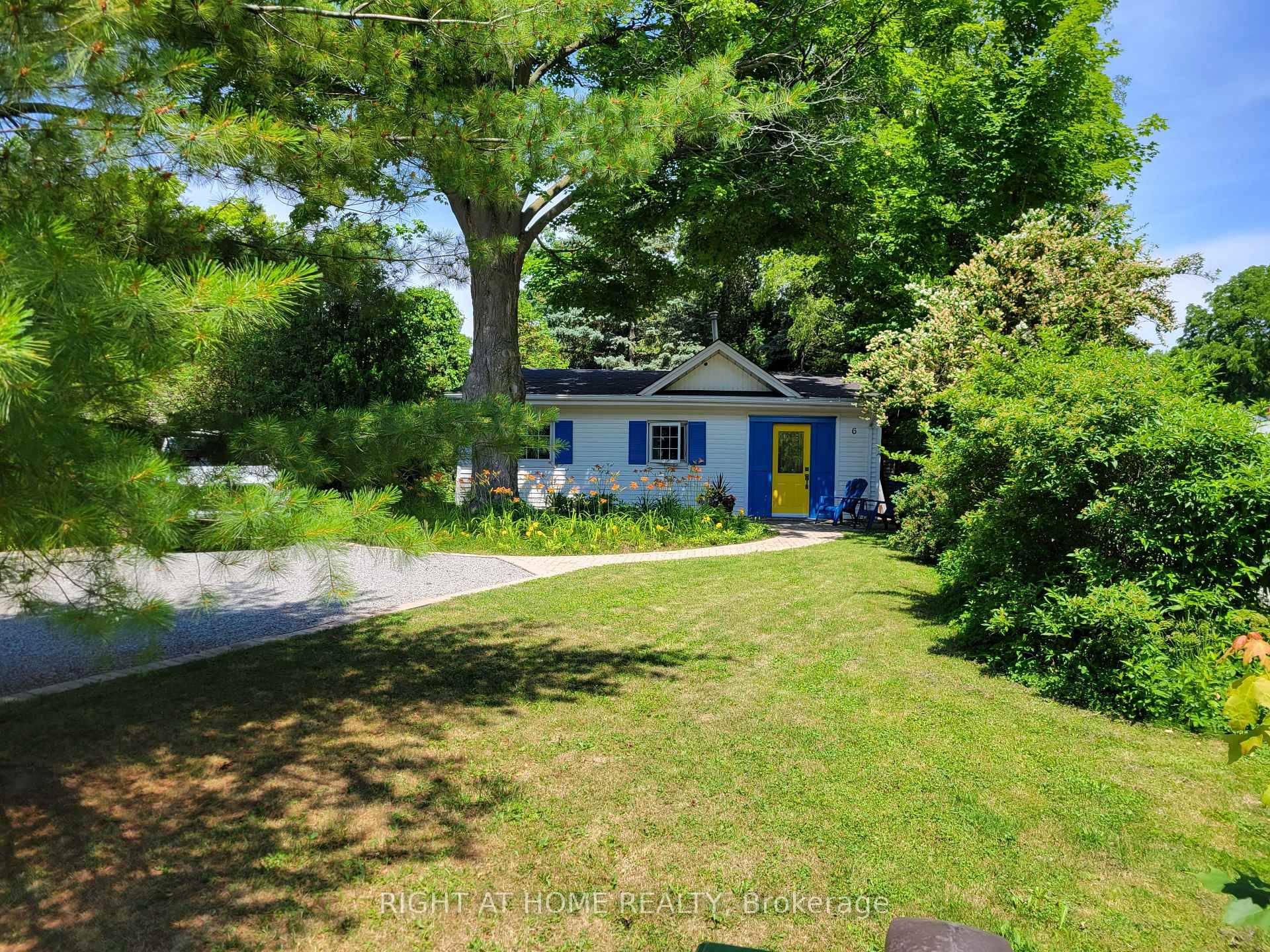 Welcome to a beautiful house, nestled in a forest of trees within the old town district of Niagara on the Lake.