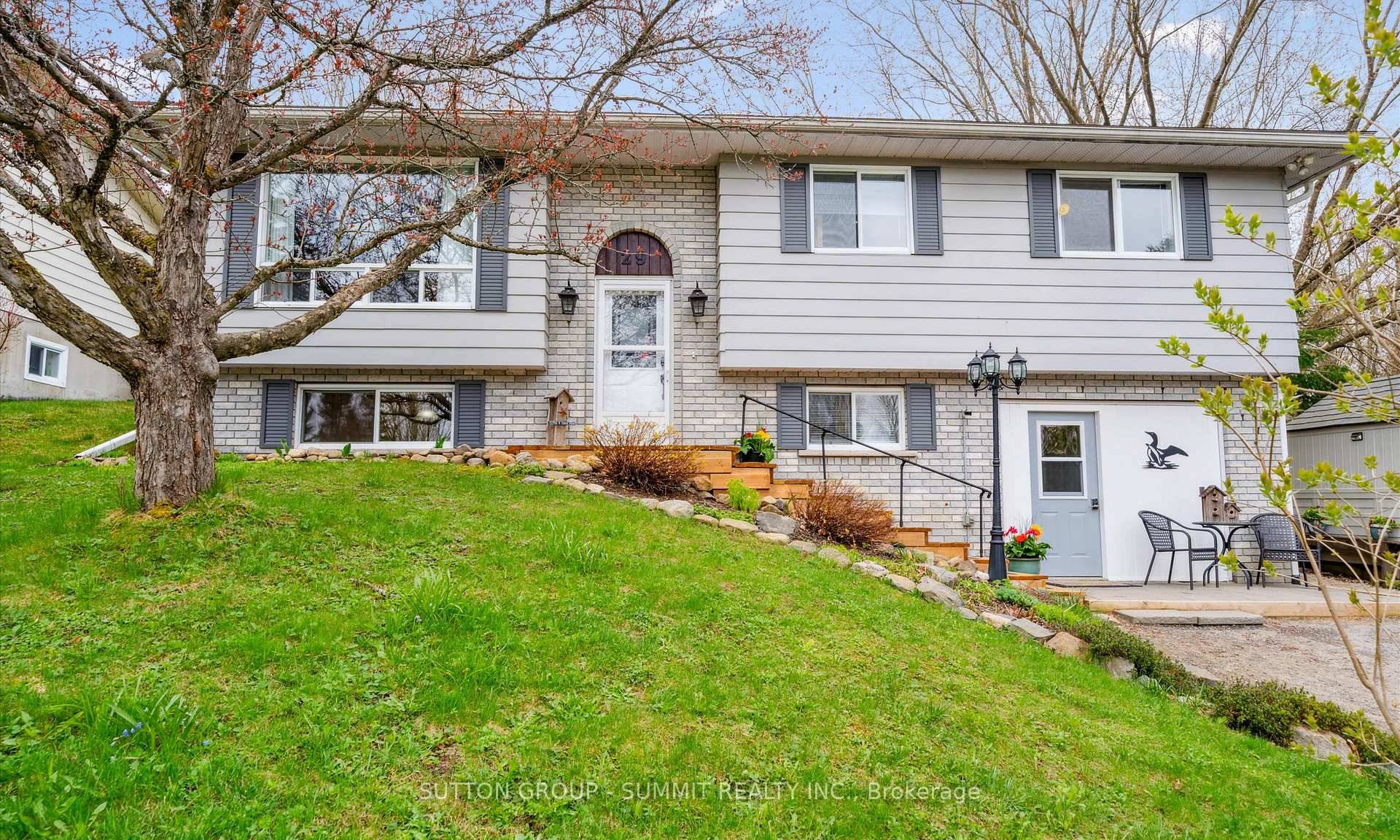 Charming 3 bedroom Raised Bungalow in Family Friendly Neighbourhood.
