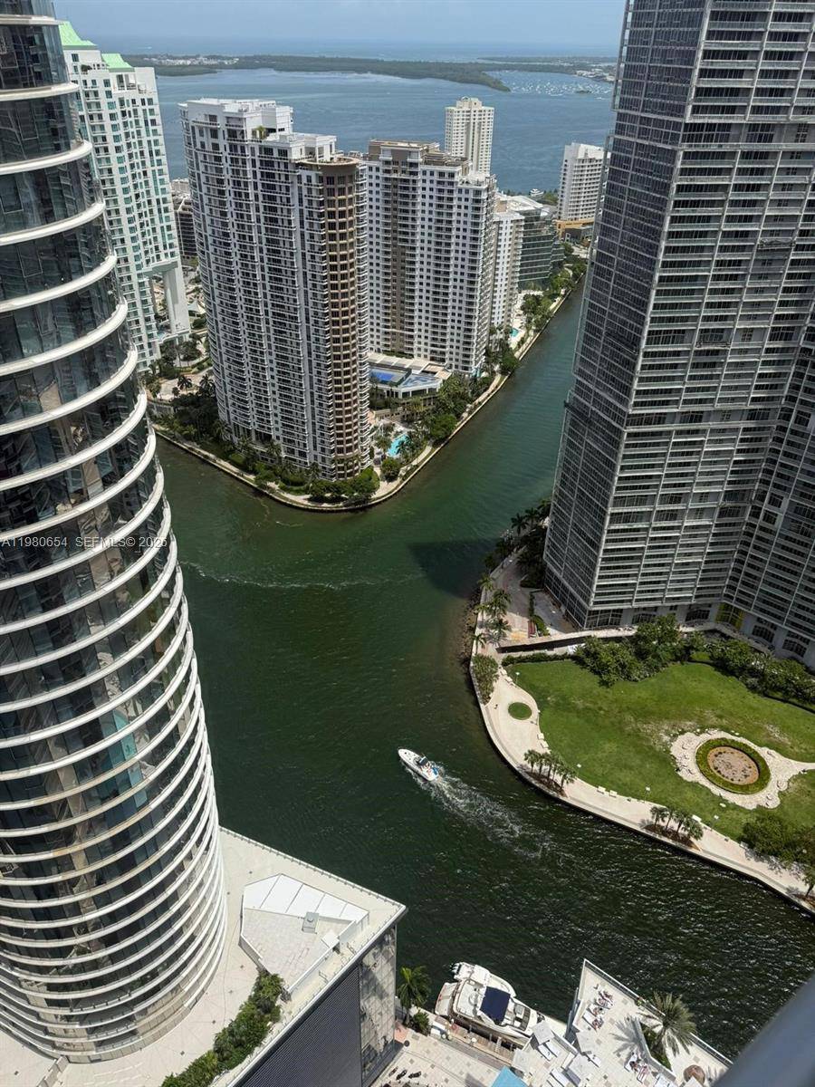 One of a kind lower penthouse unit in the Epic Residences in Downtown Miami.