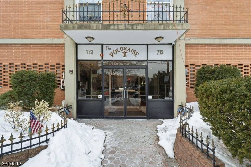 Fully Renovated 3 Bedroom Condo in Prime Commuter Location All Utilities Included in HOA !