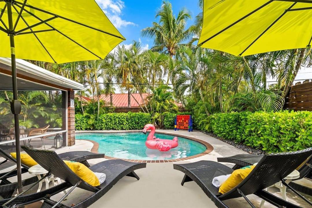 For your short term or seasonal stay, beautiful 4 3 tropical paradise, fully remodeled 2200 sqft and a rare find in the lovely Bel Aire area, walking distance to beach, ...