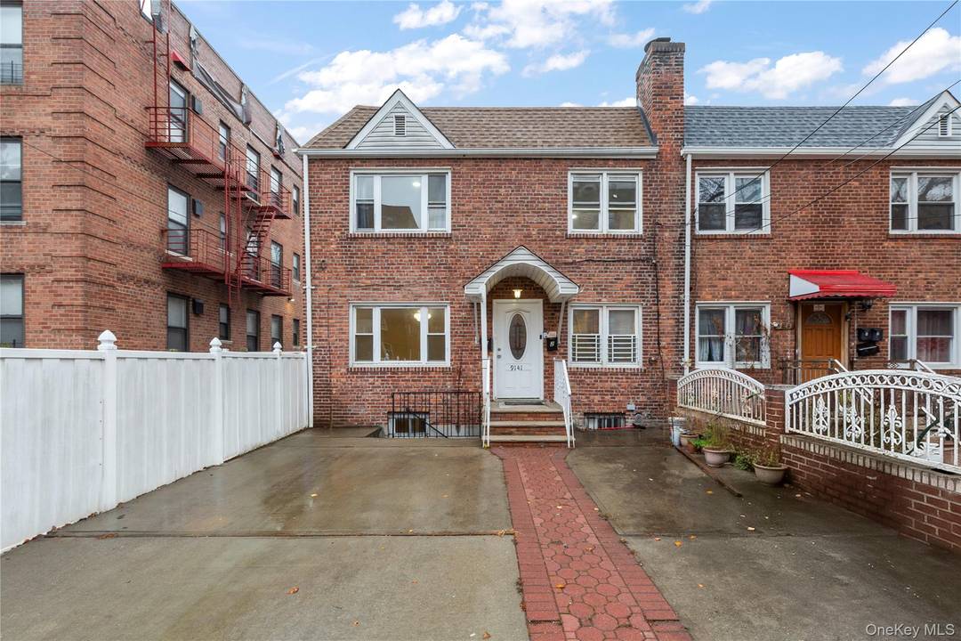 Welcome to Hollis ! Whether looking for your personal home or looking for a great investment, look no further !