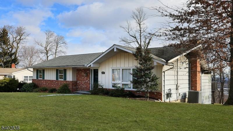 Spacious Ranch Style Home for Rent in Mountainside NJ.
