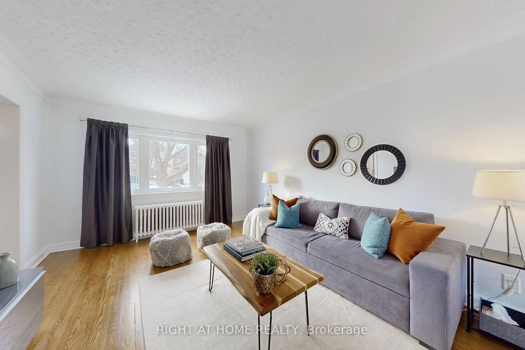 Welcome to Cliffside ! This bright and spacious 3 bedroom detached home is the perfect blend of comfort and convenience.