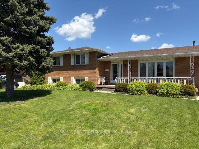 3 Bedroom Detached In Sought After Hamilton Neighborhood !