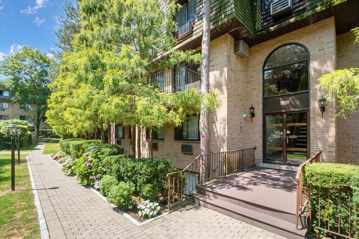 This meticulously maintained, move in ready condo in Edgemont offers bright and comfortable living with thoughtful touches throughout.