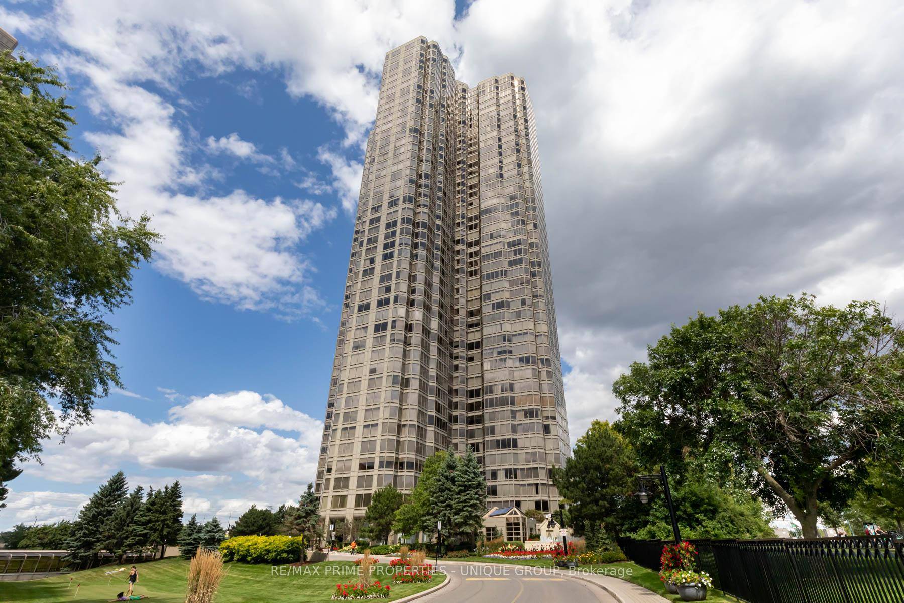 Welcome to Palace Place which is recognized as one of Toronto's most luxurious waterfront condominium residences.