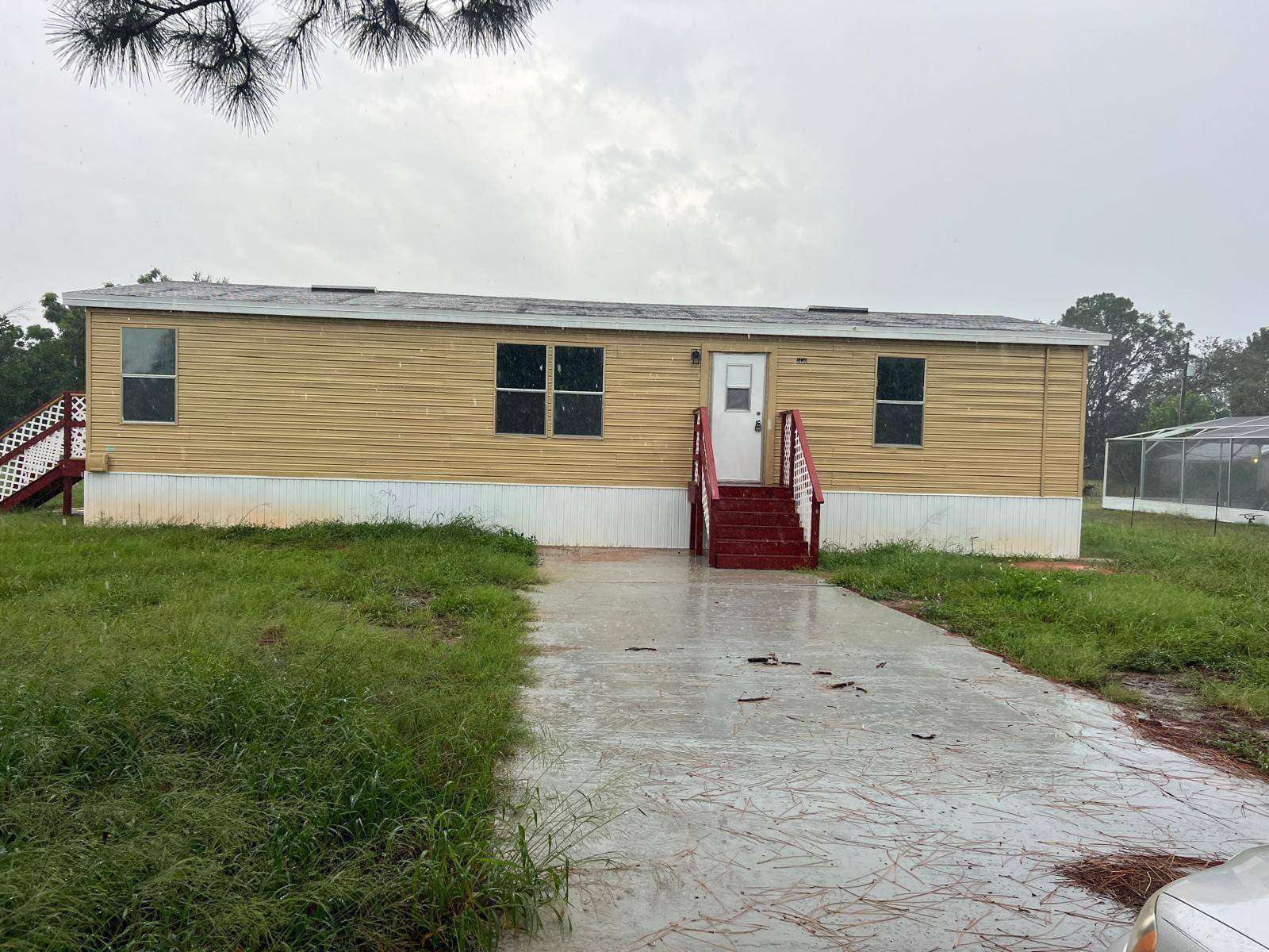 Experience the perfect blend of comfort and freedom in this immaculate 3 bedroom, 2 bathroom manufactured home in the heart of Sebring !