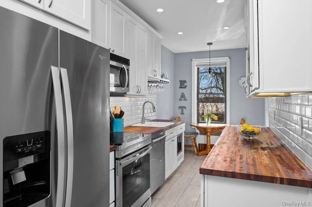 Enjoy panoramic views and sunsets in this airy, sun drenched 2 bedroom corner pre war gem, a rare in unit washer dryer grandfathered, parquet floors and a renovated kitchen with ...