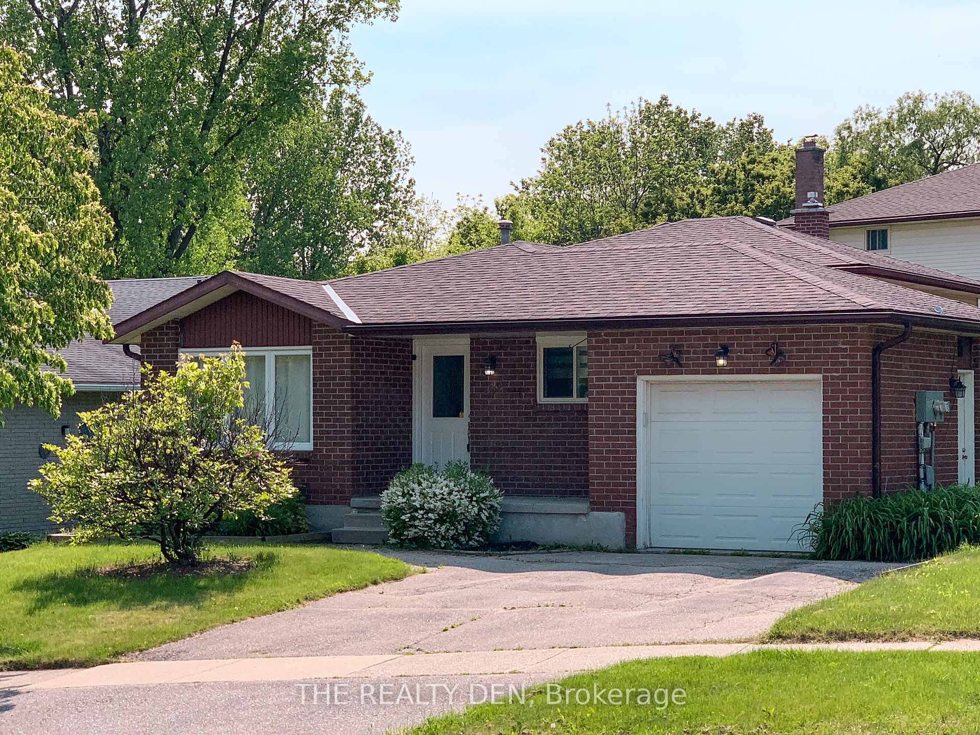 Beautiful 3 Bedroom Home For Lease in Kitcheners Pioneer Park Neighbourhood !