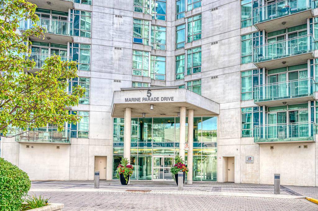Welcome to Grenadier Landing, a Elegant waterfront condominium residence in the heart of Toronto's Mimico neighbourhood.