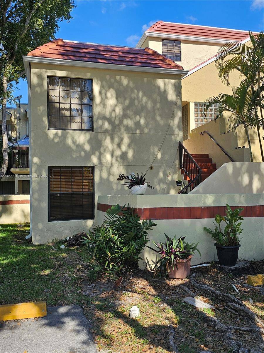 LARGE unit in famous Kendall Dr.