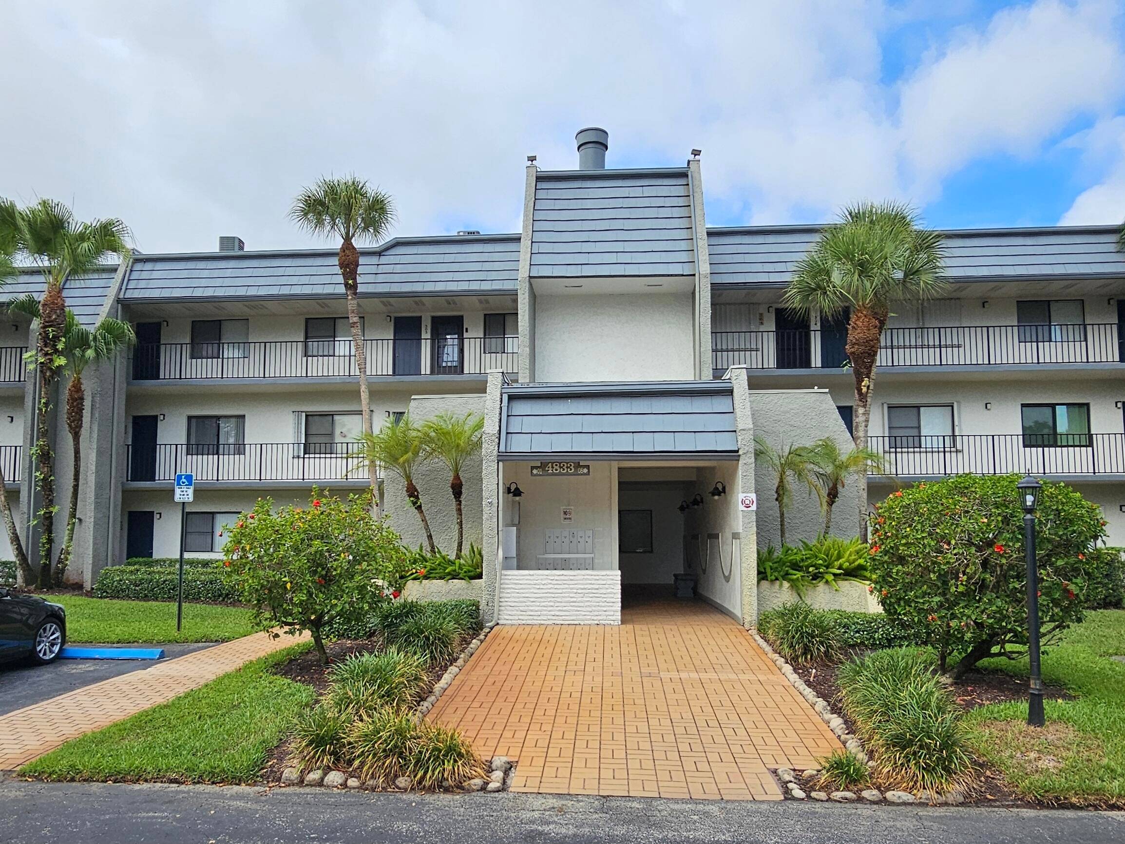 Come see this spacious, nearly 1, 400 square foot corner unit in the HOPA section of The Fountains of Palm Beach.