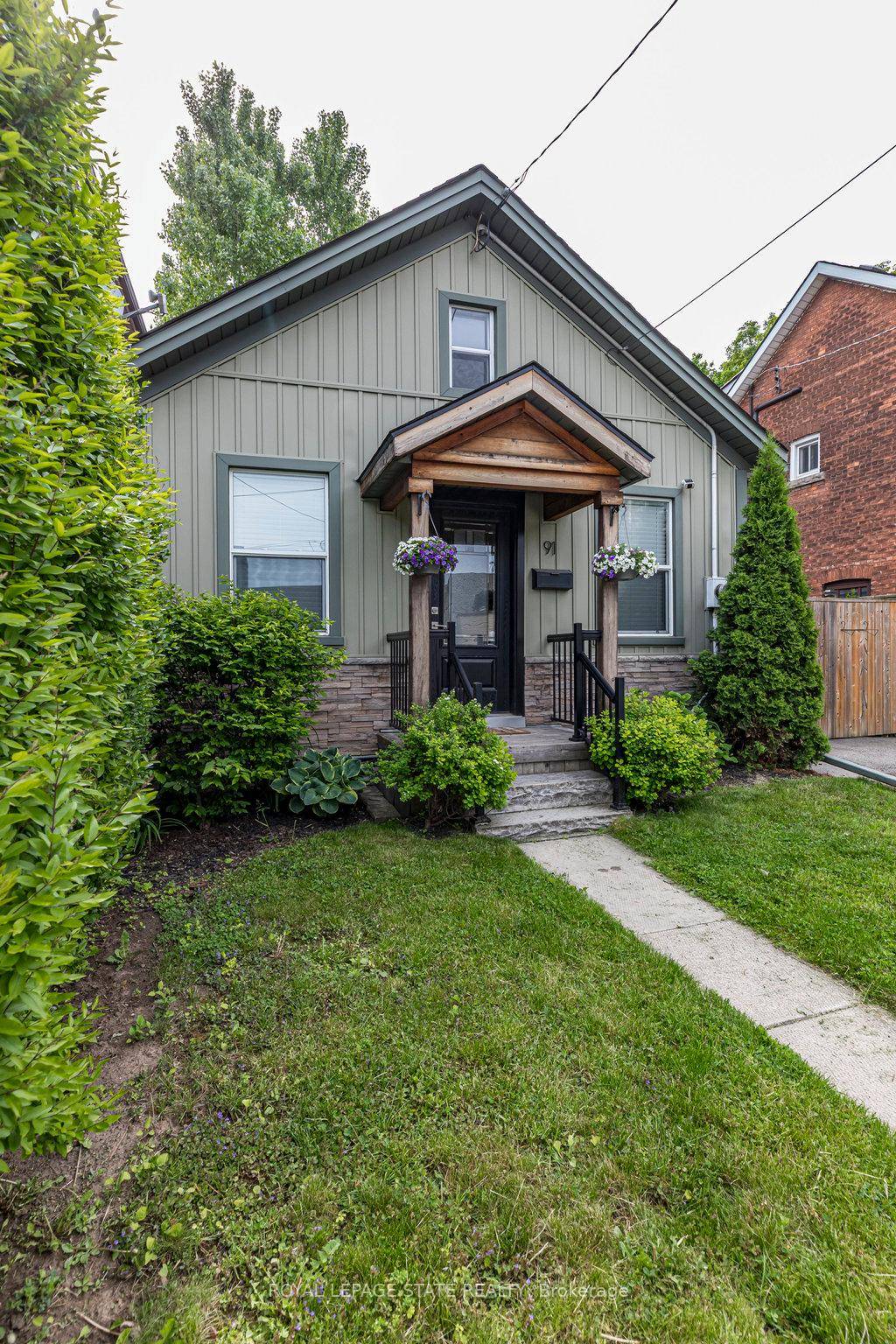 With cute as a button curb appeal, this delightful property is nestled at the foot of the escarpment on a quiet street a dream for outdoor enthusiasts who love cycling, ...
