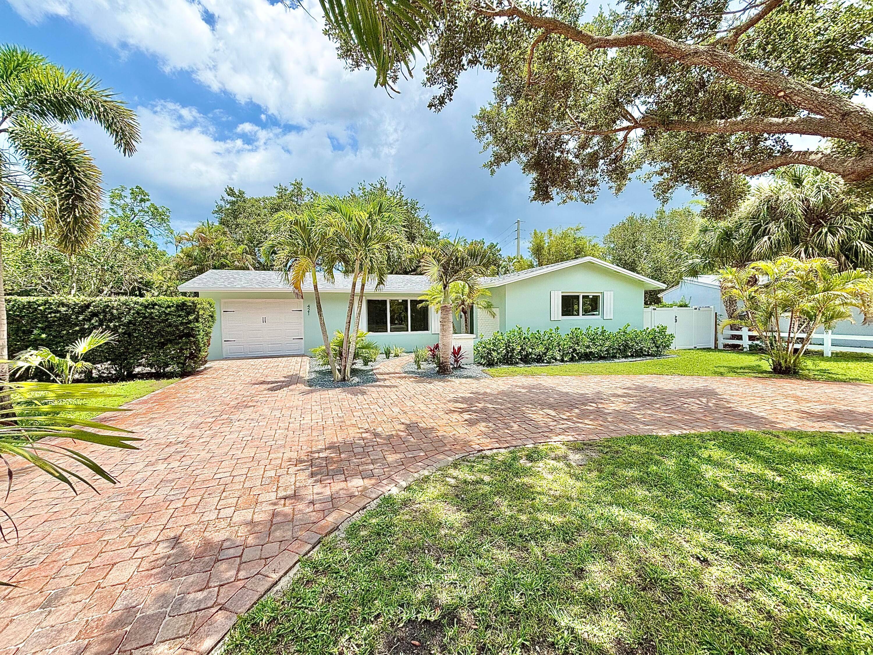 Welcome to 421 SE Edgewood Drive in the prestigious neighborhood of St.
