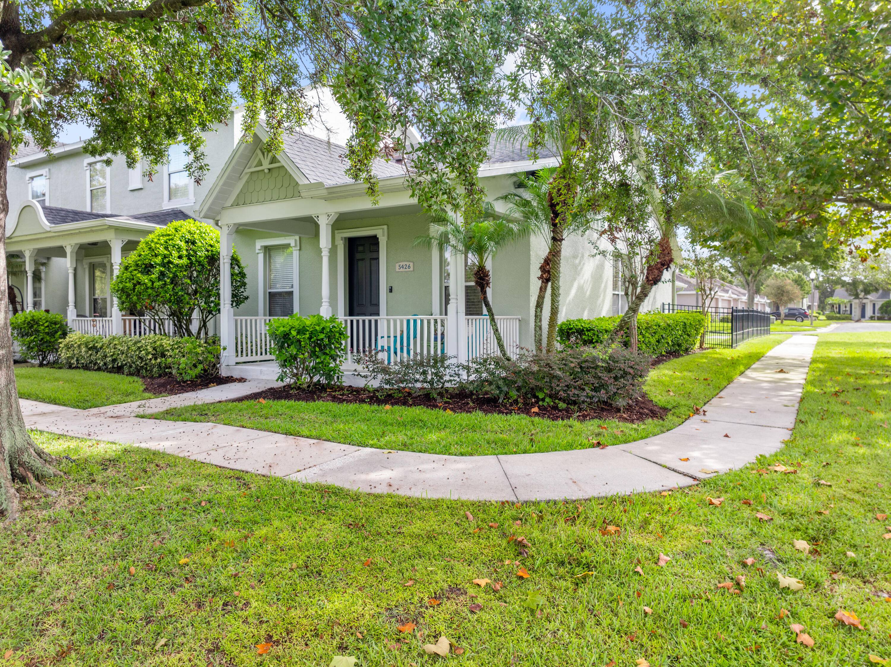 GORGEOUS LIGHT AND BRIGHT CORNER TOWNHOUSE IN PERFECT PEACEFUL LOCATION FEATURES A STAINLESS GRANITE KITCHEN, OPEN SPLIT FLOORPLAN, SPACIOUS PRIMARY SUITE WITH TRAY CEILING AND WALK IN CLOSET, LUXURY WALK ...