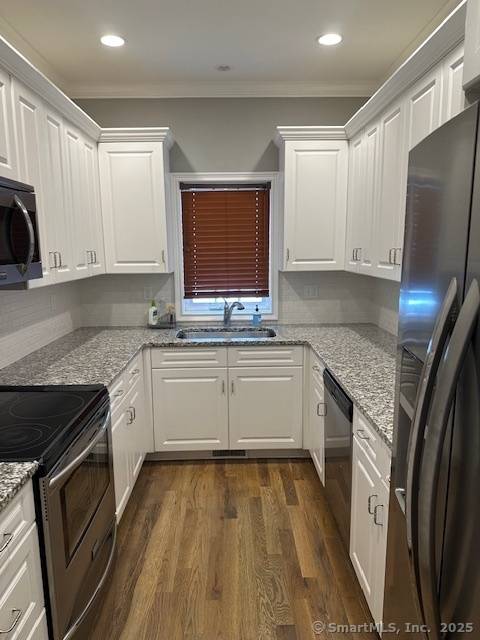 Discover this spacious and stylish townhome, ideally situated in one of Fairfield's most walkable neighborhoods just steps from the train, Whole Foods, fitness center, and scenic Ash Creek.