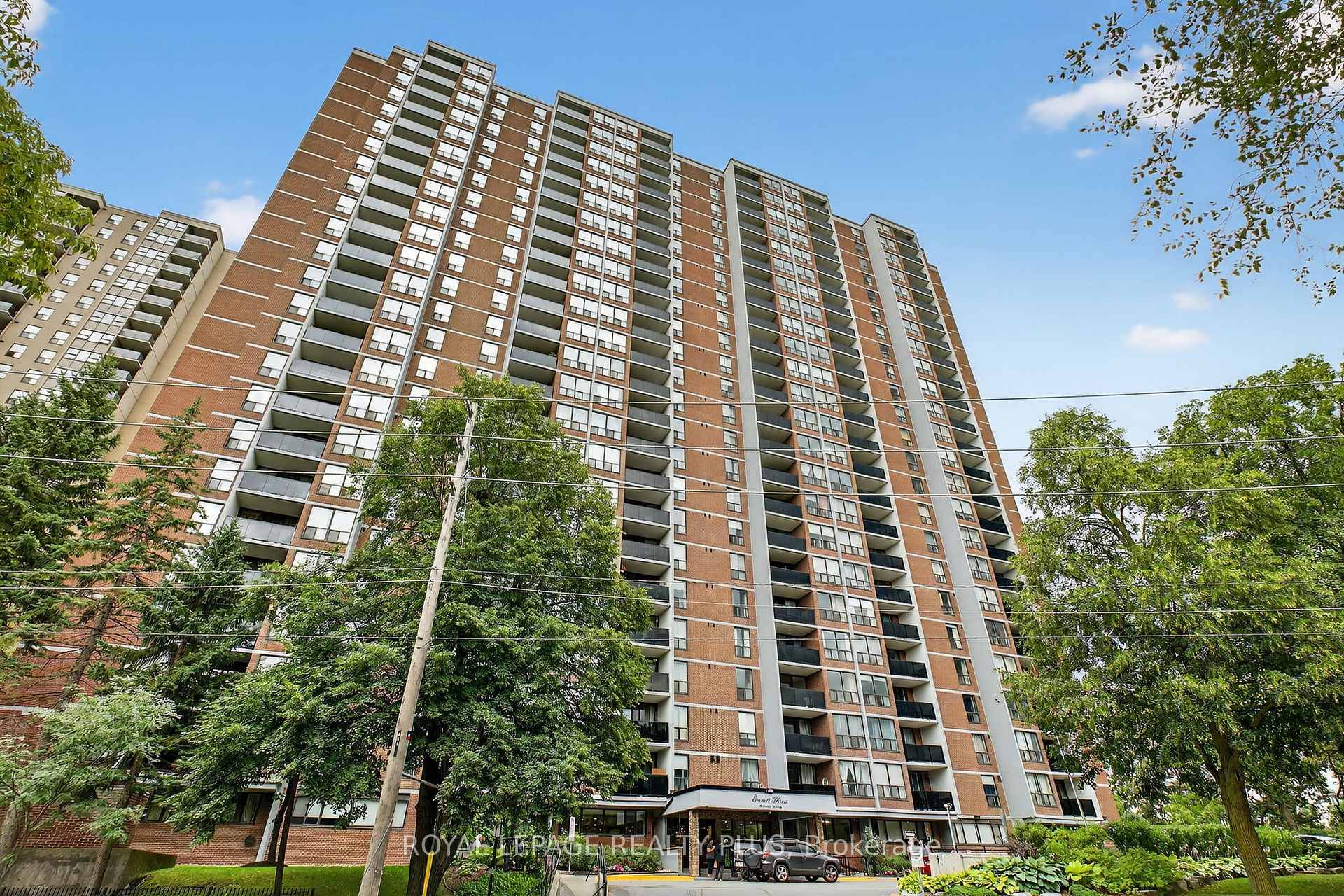 Stunning Skyline Views Spacious Layout Move In Ready !