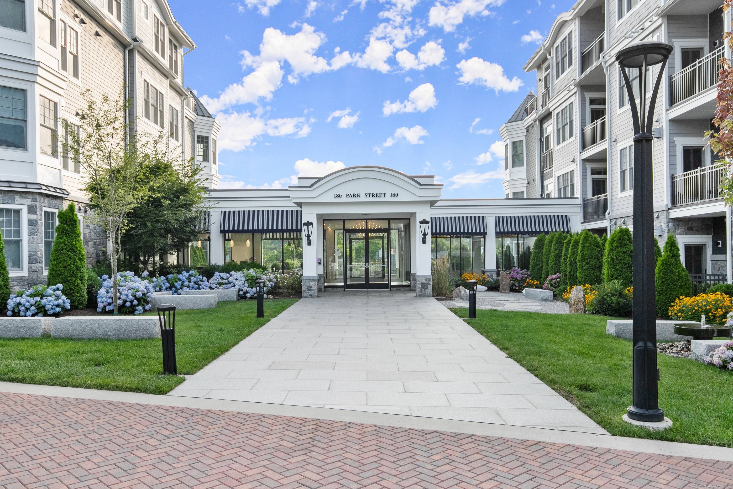 Experience a new vision of sophisticated single level living at the Vue New Canaan, an exciting new premier luxury condominium community located in the heart of New Canaan.