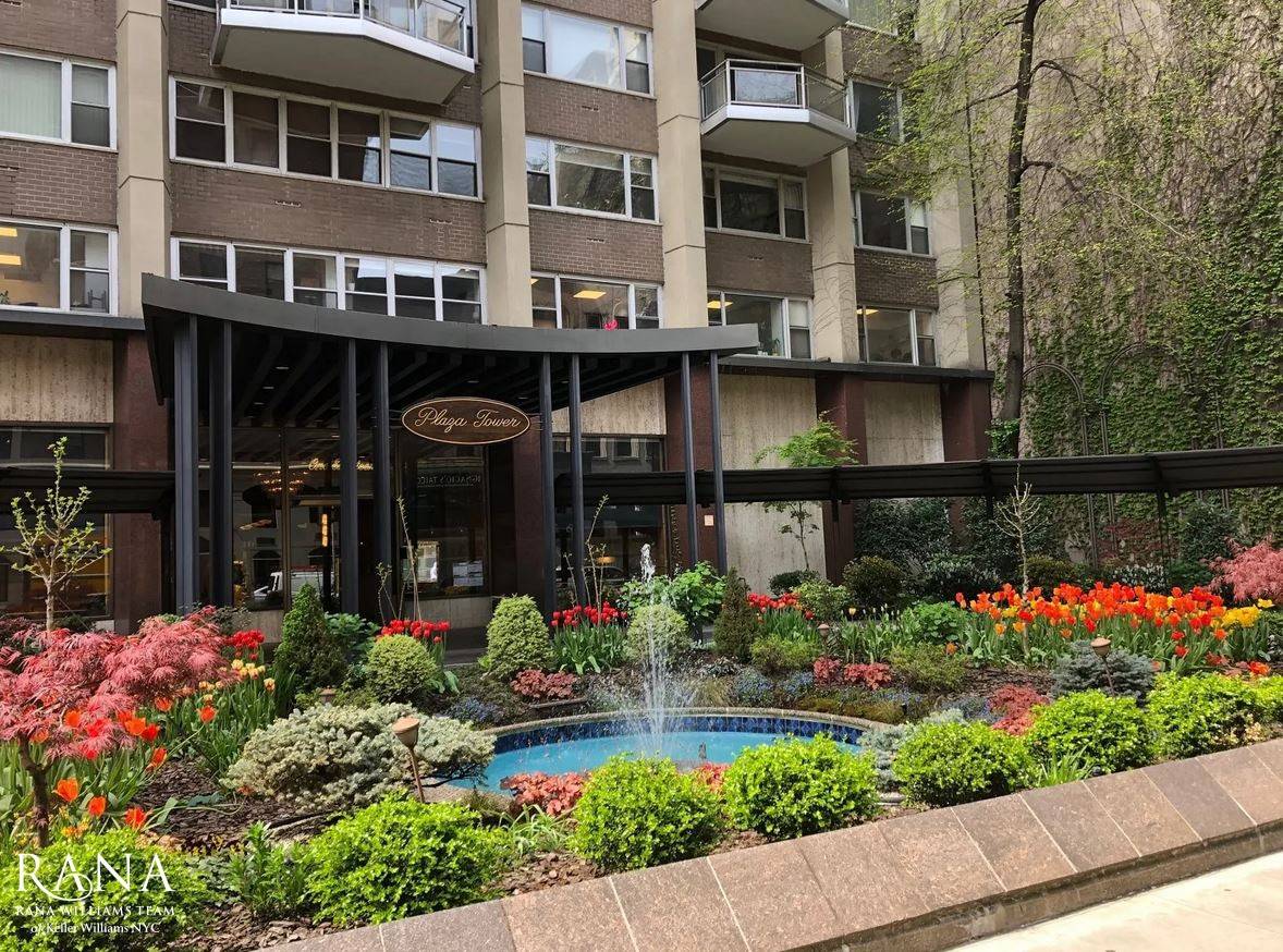 This beautiful and spacious Junior 1 bedroom, one bathroom with southern exposure has large windows which bathe the apartment in sunlight throughout the day.