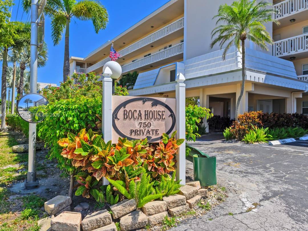Penthouse 1 bedroom, 1. 5 bath condo located close to the beach in Boca Raton area.