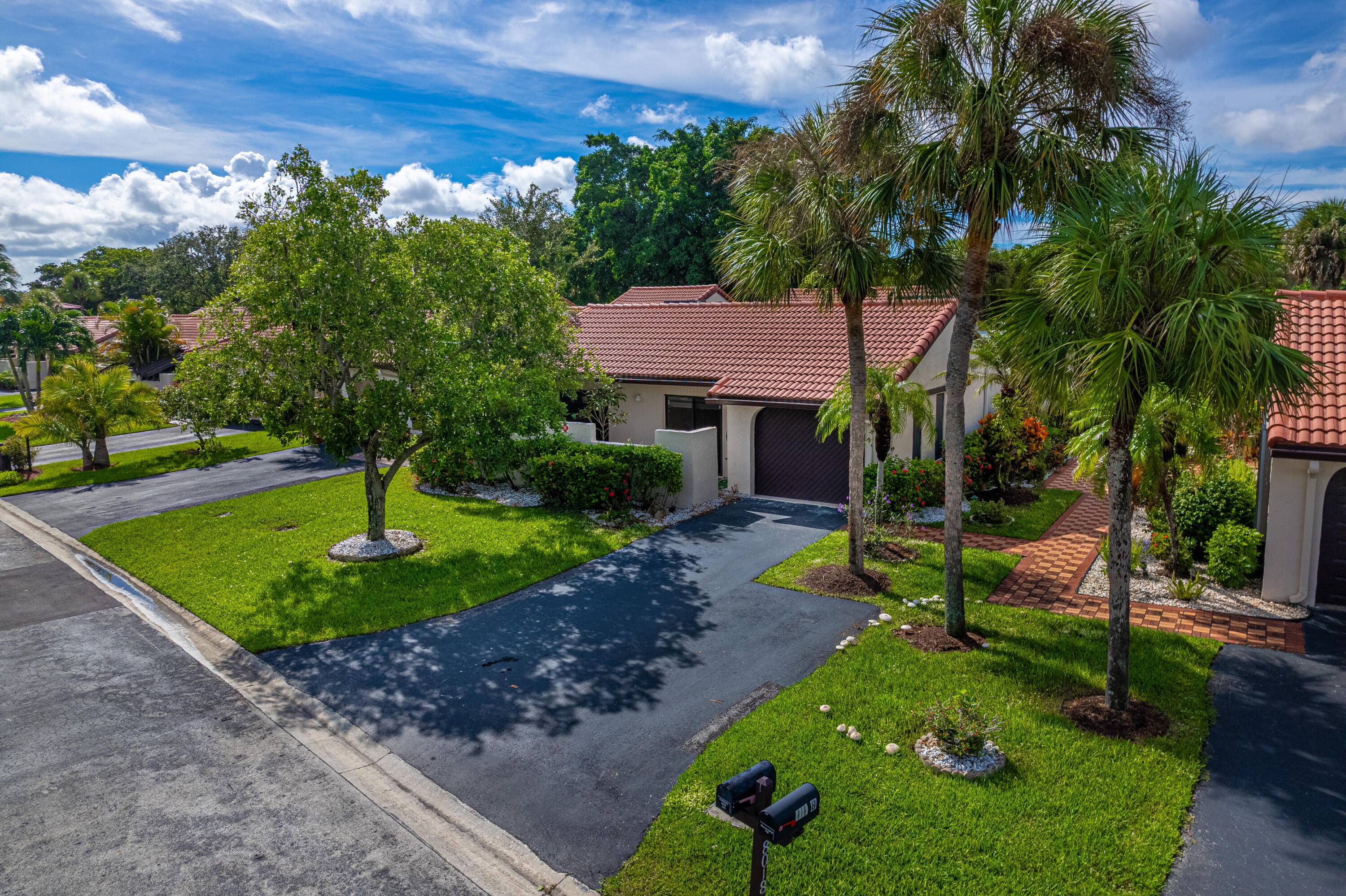 55 community. Come and discover this stunning 3 bedrooms villa nested in the Boca Lago neighborhood.