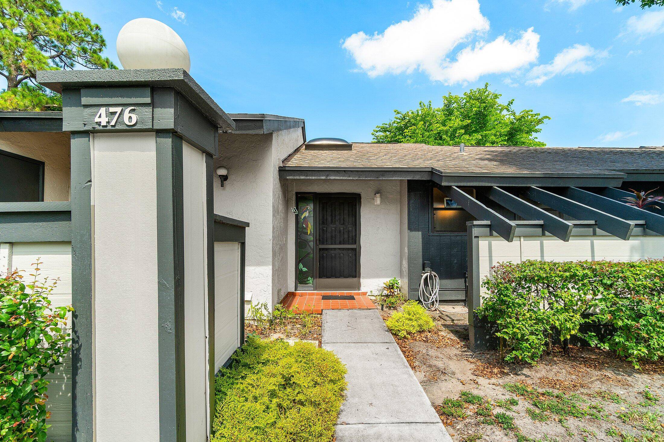 Beautiful 2 bedroom 2 bath Villa located and a highly desirable 55 community.
