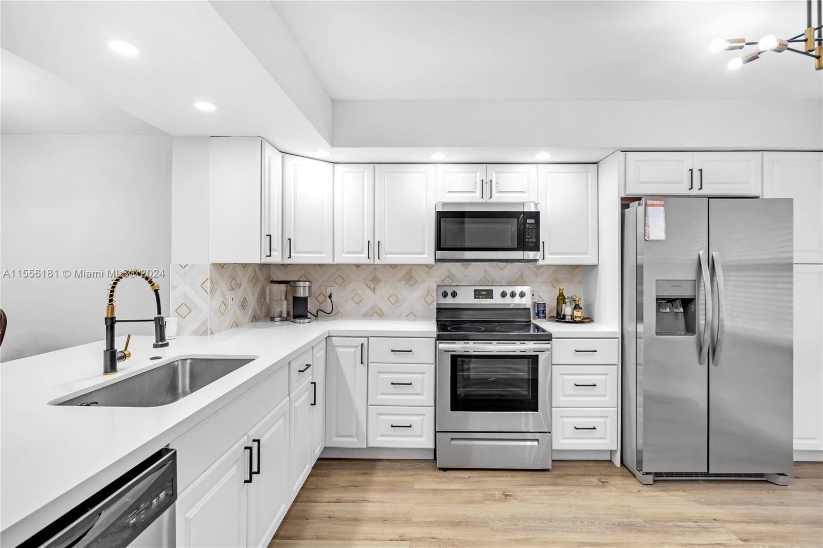 Rarely available ! ! SELLER MOTIVATED Beautiful FIRST FLOOR 2 bedroom 2 full bath condo !
