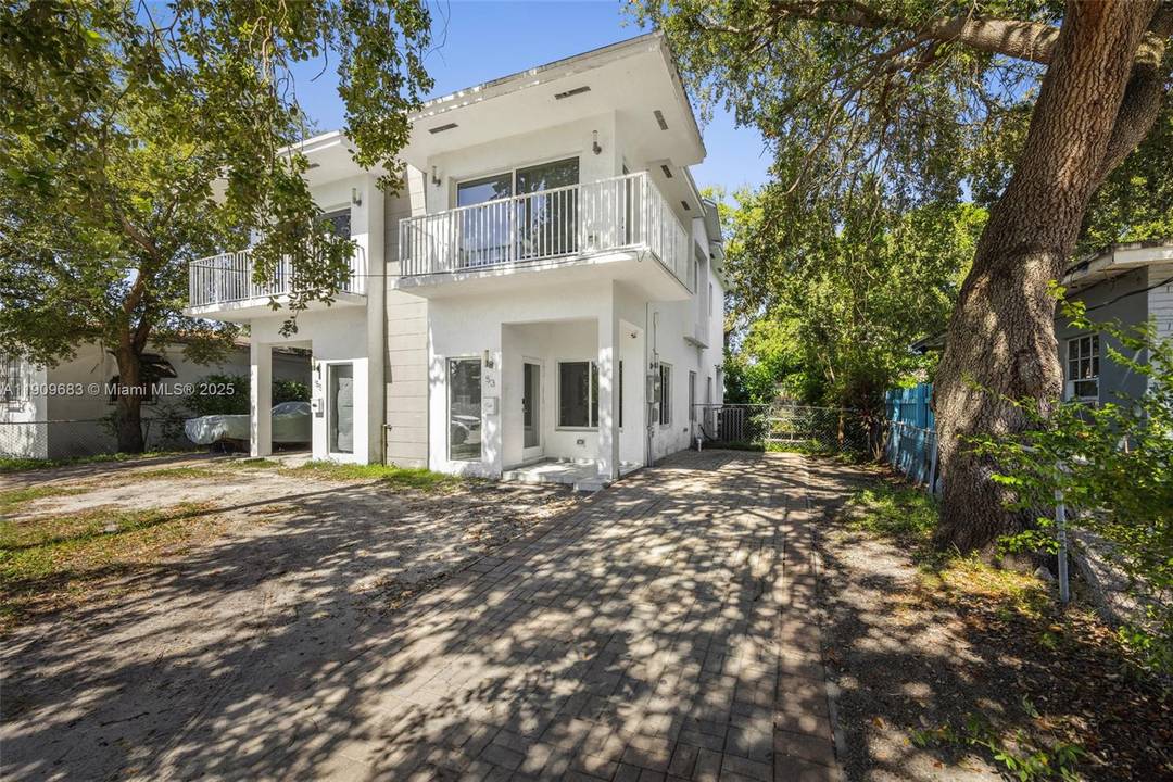 Rented duplex with two spacious units of 1, 227 Sq.