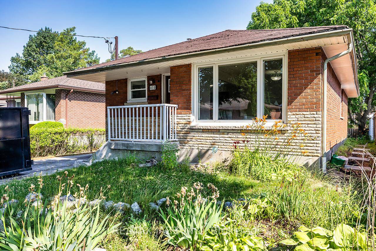 Detached bungalow in a good northwest Oshawa neighbourhood close to most amenities.