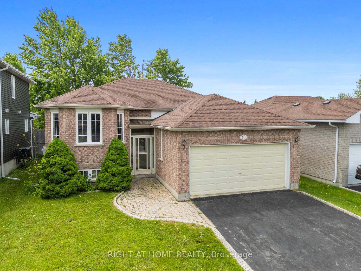 Located in the desirable North Ward neighbourhood of Lindsay you will find this solid 2 1 brick raised bungalow, perfect for those downsizing or looking to get into the market ...