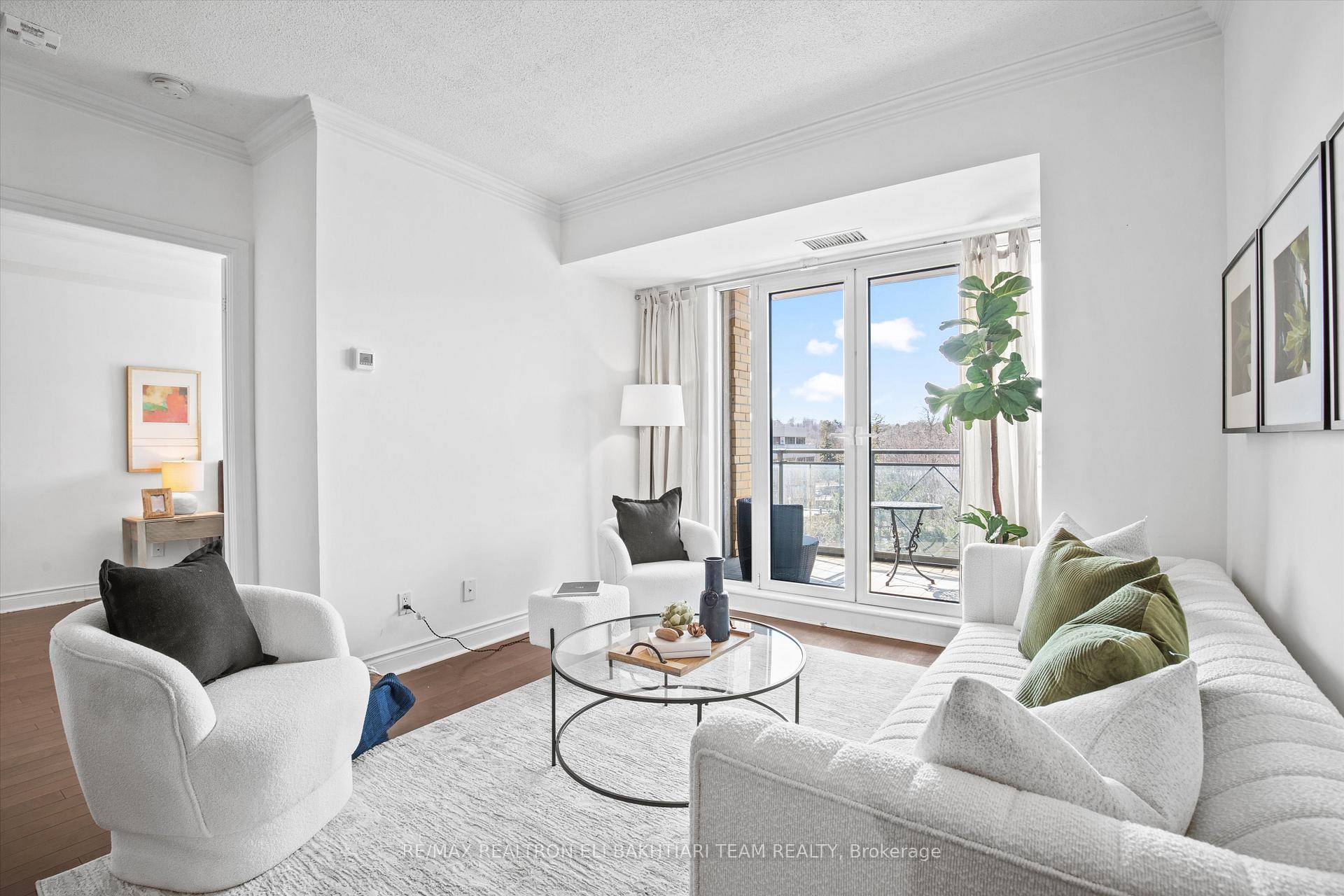 Welcome to this beautifully appointed 2 bedroom, 2 bathroom suite in the highly sought after Hogg's Hollow neighbourhood one of Toronto's most prestigious and picturesque communities.