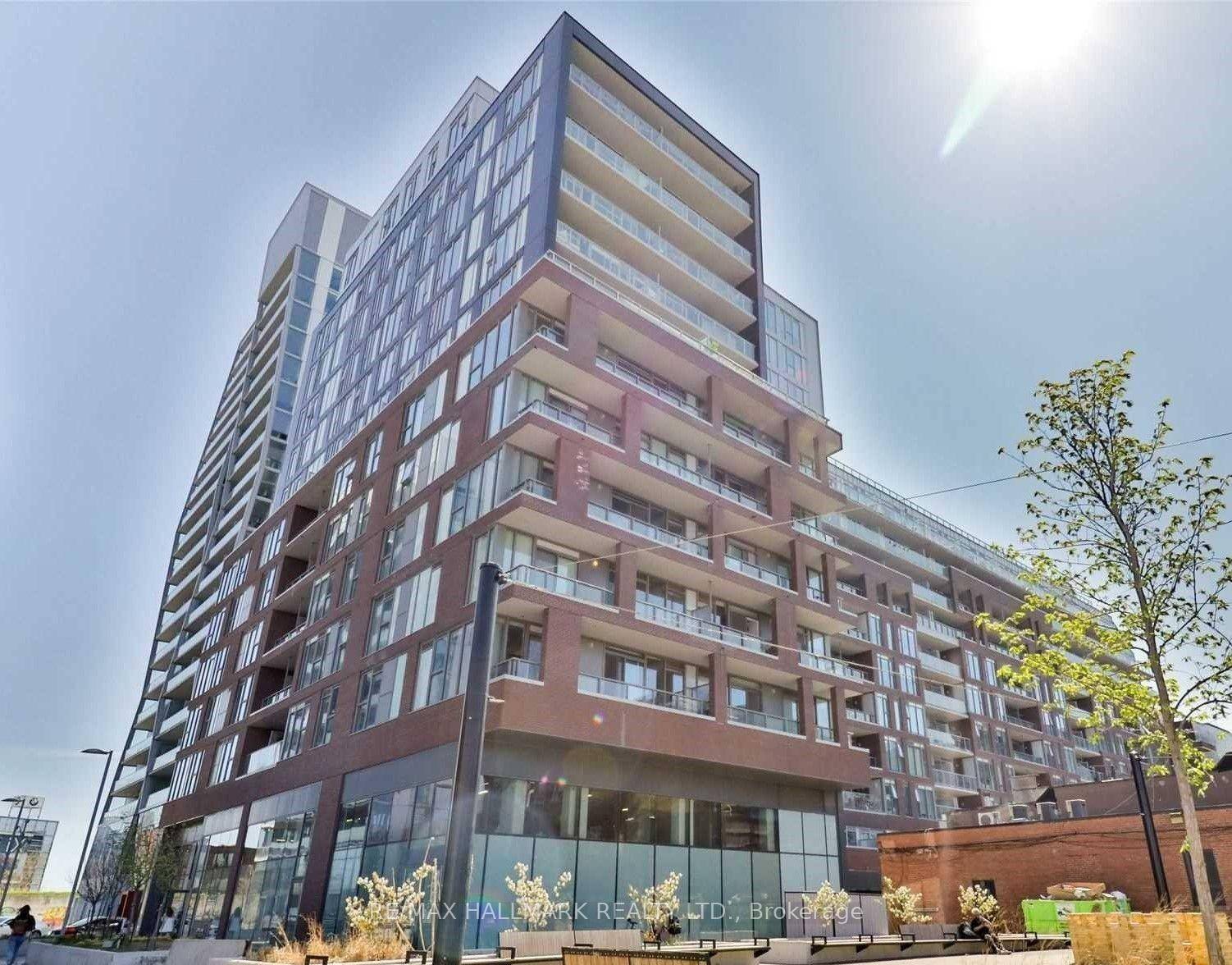 Bright and contemporary 2 bed, 2 bath suite in Riverside Square.