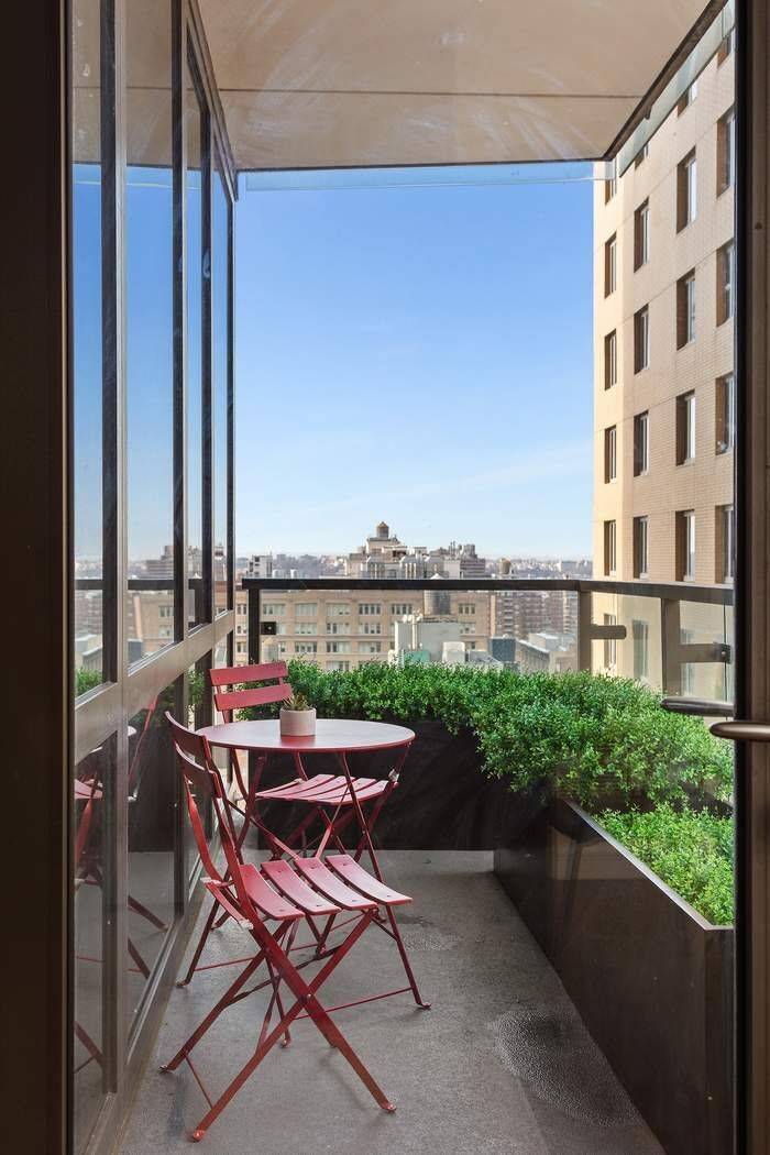 Pristine High Floor 2 Bed, 2 Bath Condo with Iconic Views This extraordinary, light filled two bedroom, two bath residence with a private balcony offers breathtaking, open views north to ...