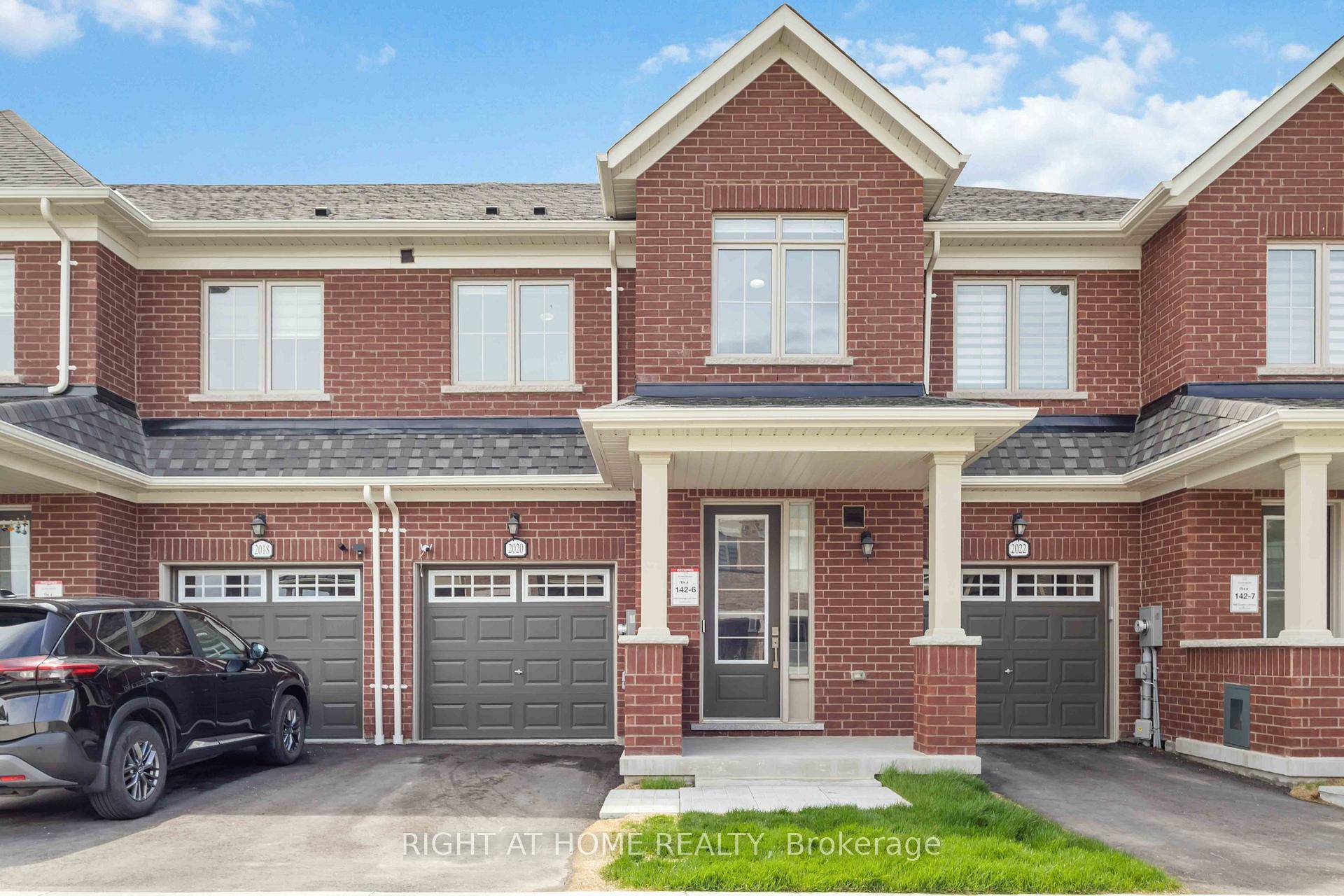 Gorgeous amp ; Modern 2 Storey Townhouse in the Heart of North Oshawa !