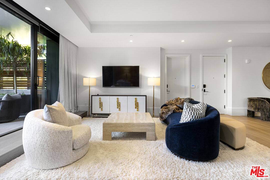 8420  W Sunset Blvd 3BR Sunset Strip La