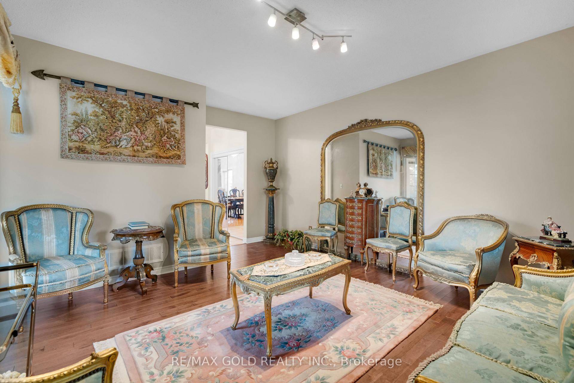 Stunning link house on a prime corner lot in one of Mississauga most prestigious areas.