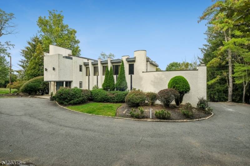 Set on nearly one acre in the prestigious Chestnut Hill section, this contemporary custom residence offers 5 bedrooms and 5.