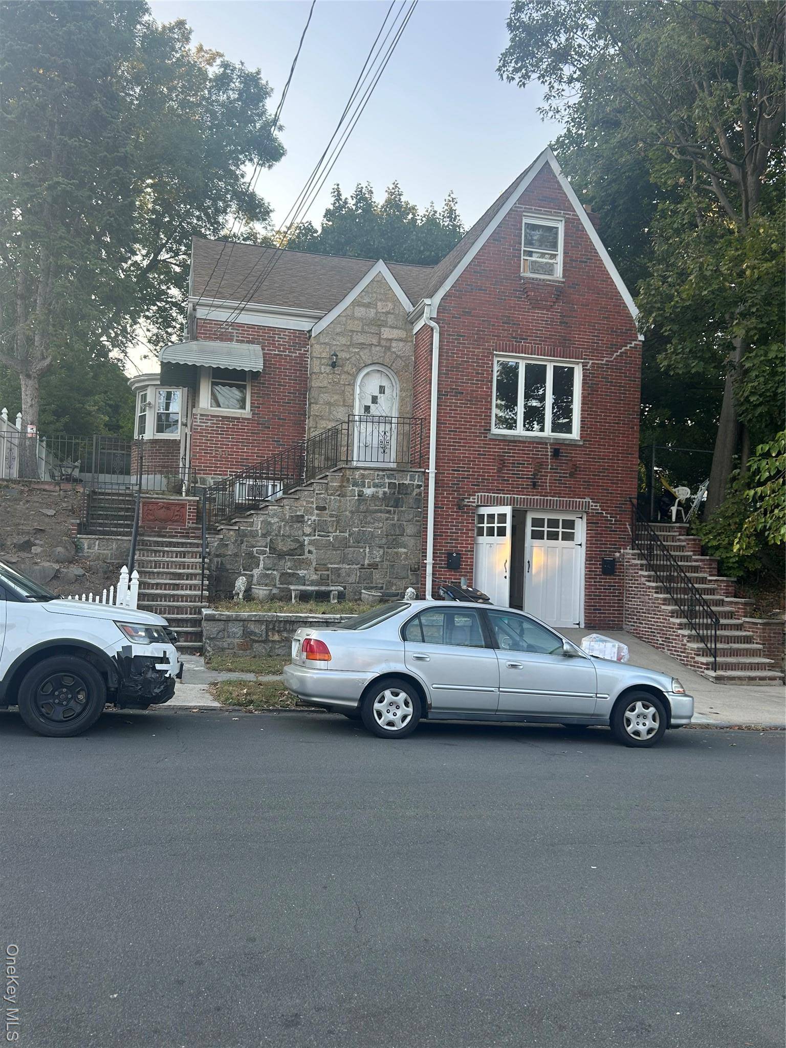 Well maintained2 Family Brick house in Yonkers Mclean Heights.