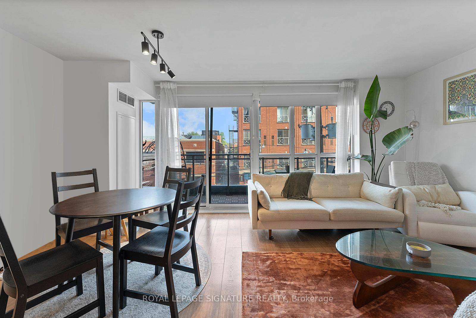 Perfectly set up 1 bedroom plus usable den, 1 bath residence in a boutique building, perfectly positioned in the heart of King West.