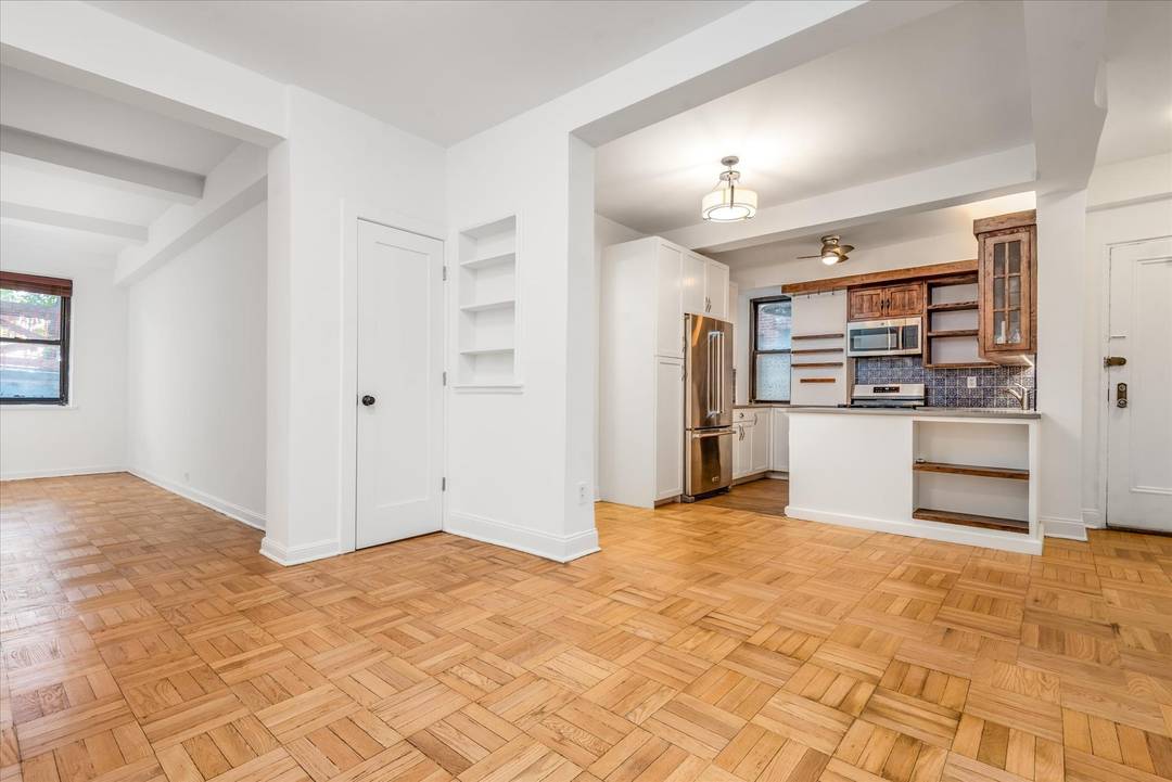 Apartment 1CD at 90 Park Terrace East sits on a quiet, tree lined street in Inwood s Park Terrace area.